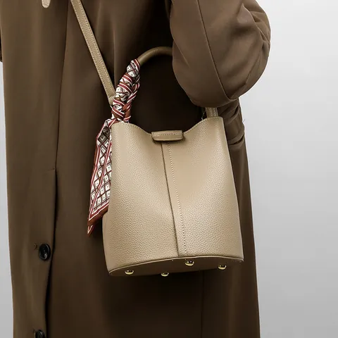 Sac Seau en Cuir PU pour Femmes Grande Capacité Sac Bandoulière Casual Mode Couleur Unie Sac Cabas Sac à Main Avec Foulard