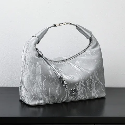 Bolso de Mano para Mujer de Cuero PU Arrugado con Colgante de Flor Metálico Hombro Axila Bandolera Uso Diario