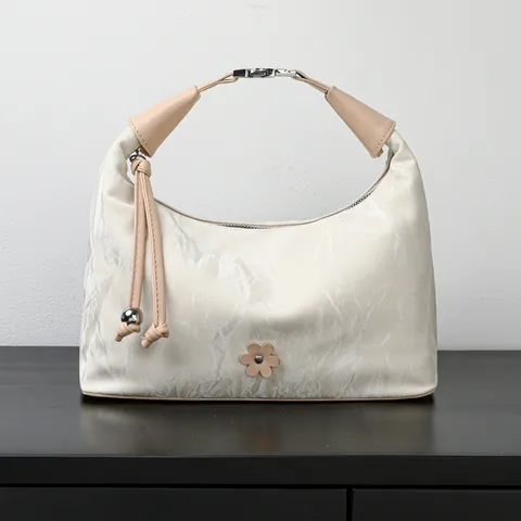 Bolso de Mano para Mujer de Cuero PU Arrugado con Colgante de Flor Metálico Hombro Axila Bandolera Uso Diario