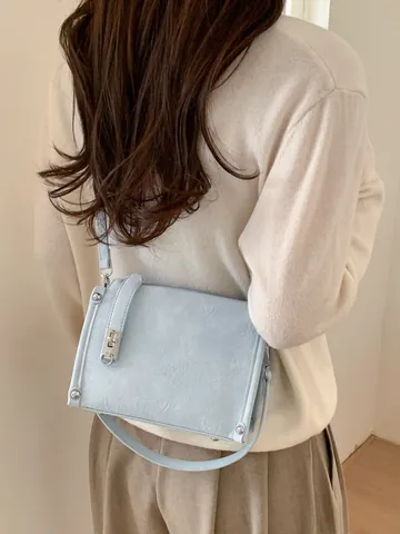 Sac Baguette Femme Minimaliste en Cuir PU Texture Plissée Sac à Bandoulière Rivets Matériel en Argent Petit Sac Sous le Bras
