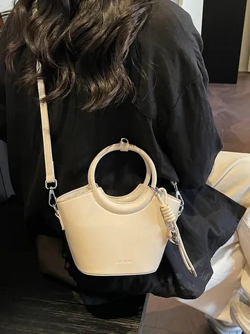 Bolso Cubo de Mujer de Cuero PU Minimalista Mango Circular Bolso de Mano Vintage Bolso Bandolera Con Colgante de Corazón Borla Color Sólido