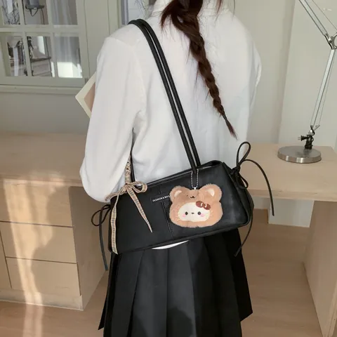 Damen Mode PU Leder Unterarmtasche Mit Schleife Und Plüschanhänger Boston Schultertasche Minority Casual Täglich Handtasche