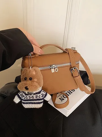 Bolso de Caja de Moda para Mujer Cuero PU Textura Lichi Neceser Asa Superior Bandouliera Con Colgante de Perro de Peluche Bolso Diario
