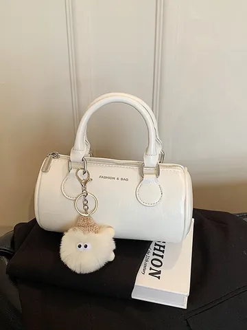 Mode Femmes PU Cuir Sac Boston Texture Métallique Sac Baril Sac à Main Avec Charme en Peluche Bandoulière Amovible Sac Bandoulière