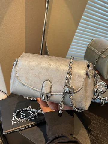 Sac Baguette à la Mode en Cuir PU Chaîne Sac à Épaule Avec Pendentif en Métal Design Niche Sac Bandoulière pour Femmes Daily Party Square Bag