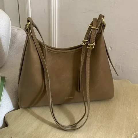 Bolso Hobo de Cuero PU Minimalista para Mujer Color Sólido Forma de Dumpling Bolso de Hombro con Herrajes Dorados Retro