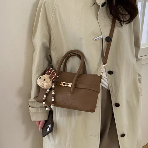 Bolso de Mano de Cuero PU con Patrón de Lichi Minimalista Retro para Mujer Bolso Bandolera con Colgante de Oso