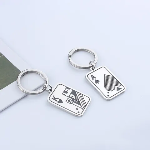 Llavero Creativo de Acero Inoxidable de Cartas de Juego As de Espadas Rey de Corazones Llavero de Metal Minimalista