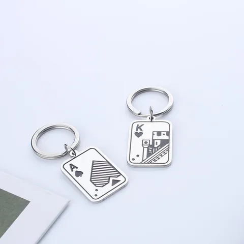 Llavero Creativo de Acero Inoxidable de Cartas de Juego As de Espadas Rey de Corazones Llavero de Metal Minimalista
