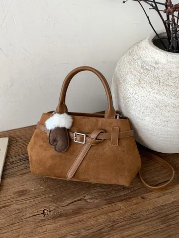 Vintage Suèdetextuur PU-Leren Crossbodytas Voor Dames Retro Riemgesp Handtas Schoudertas Met Pluche Hanger