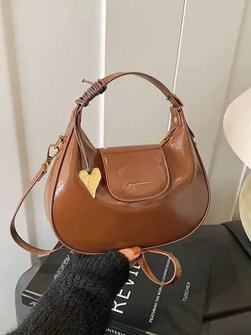 Sac Hobo Croissant en Cuir PU Brillant Vintage pour Femmes Avec Pendentif Cœur Sac à Bandoulière Minimaliste pour Usage Quotidien
