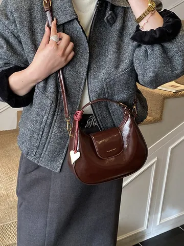 Sac Hobo Croissant en Cuir PU Brillant Vintage pour Femmes Avec Pendentif Cœur Sac à Bandoulière Minimaliste pour Usage Quotidien