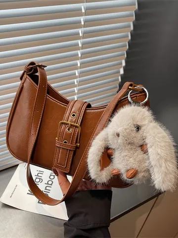 Bolso de Axila Minimalista para Mujer Bolso Baguette Retro de Cuero PU Con Hebilla de Metal y Colgante de Conejo de Felpa