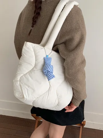 Borsa Tote Trapuntata da Donna Grande Capacità Leggera in Nylon Minimalista Con Ciondolo a Fiocco Borsa a Tracolla per Pendolarismo