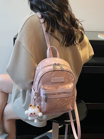 Mochila Mini de Cuero PU para Mujer Con Colgante de Peluche Letra Grabada Geométrica Bolso de Hombro para Viaje Elegante Daypack Casual para Uso Diario