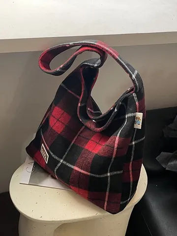 Sac Tote Vintage en Lainage à Carreaux pour Femmes Grande Capacité Sac à Épaule de Trajet Avec Patch Bear Retro Tartan Shopper