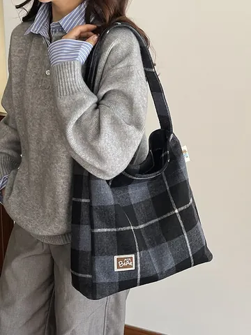 Sac Tote Vintage en Lainage à Carreaux pour Femmes Grande Capacité Sac à Épaule de Trajet Avec Patch Bear Retro Tartan Shopper
