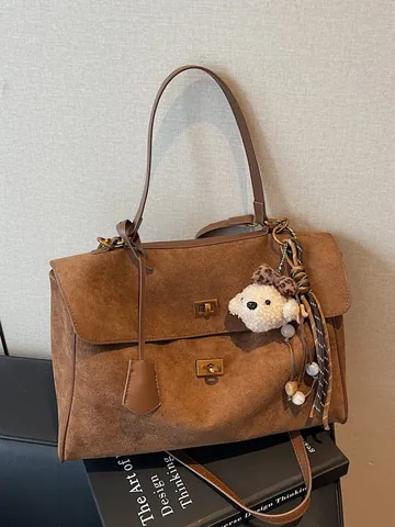 Bolso Tote de Cuero PU Mate Vintage de Gran Capacidad para Mujer Bolso de Hombro Versátil Bolso de Trabajo Con Colgante de Peluche
