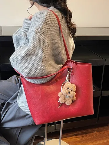 Large Capacity Vintage PU Leather Tote Bag For Women Urban Minimalist Commute Shoulder Bag With Plush Bear Charm Shopper Bag