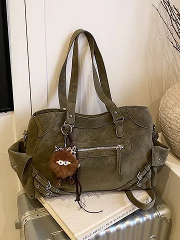 Borsa Tote da Donna di Grande Capacità in Pelle PU Stile Moto Vintage Borsa a Tracolla Multi-Tasca Con Rivetti e Ciondolo Peluche