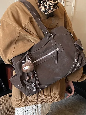 Borsa Tote da Donna di Grande Capacità in Pelle PU Stile Moto Vintage Borsa a Tracolla Multi-Tasca Con Rivetti e Ciondolo Peluche
