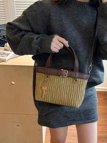 Bolso Cubo de Cuero PU Plisado Retro para Mujer Bolso de Hombro Minimalista Con Colgante de Llave de Metal Bolso Casual