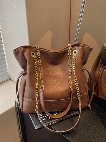 Women Retro Geometric Quilted Tote Bag Large Capacity PU Leather Bucket Shoulder Bag With Gold Chain Strap Commuter Handbag