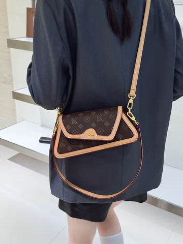 Vintage Monogramm Druck PU Leder Baguette Tasche Für Damen Kontrastfarbe Asymmetrische Klappe Schulter Umhängetasche Mit Gold Metall Logo