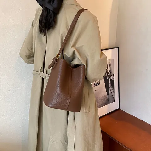 Sac Seau Motif Litchi à la Mode pour Femmes Minimaliste Urbain Sac à Bandoulière de Navettage avec Sangle Réglable Matériel Doré