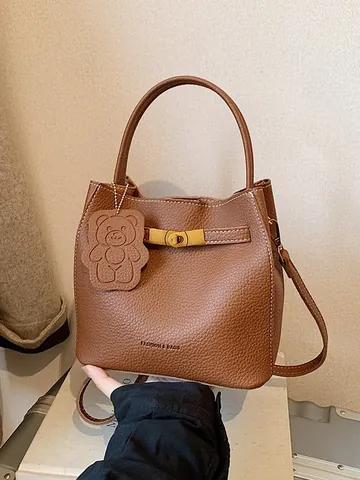Bolso Bombonera de Cuero PU para Mujer con Patrón de Lichi Colgante de Oso Cierre Metálico Bolso de Hombro para el Diario