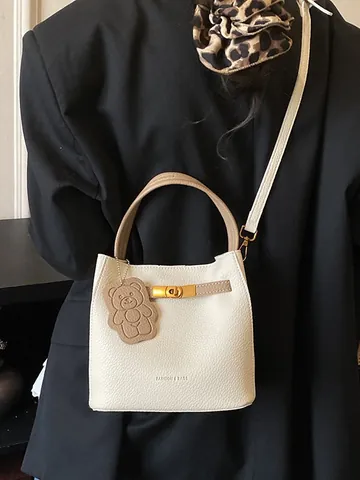 Bolso Bombonera de Cuero PU para Mujer con Patrón de Lichi Colgante de Oso Cierre Metálico Bolso de Hombro para el Diario