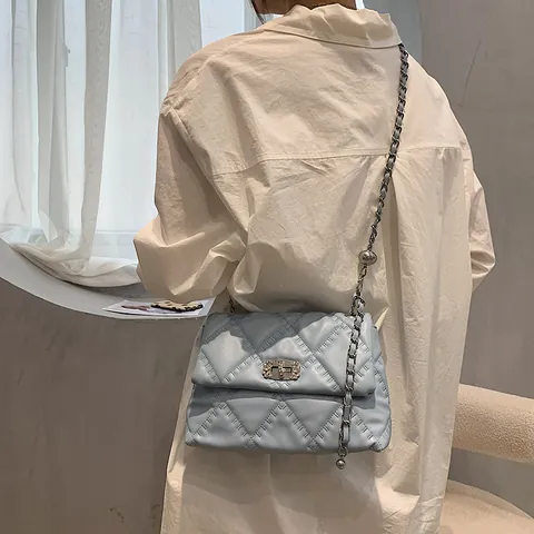 Bolso de Hombro de Cadena Acolchado para Mujer Elegante Bolso Crossbody de Cuero PU Con Decoración de Bola de Metal Bolso Cuadrado de Solapa