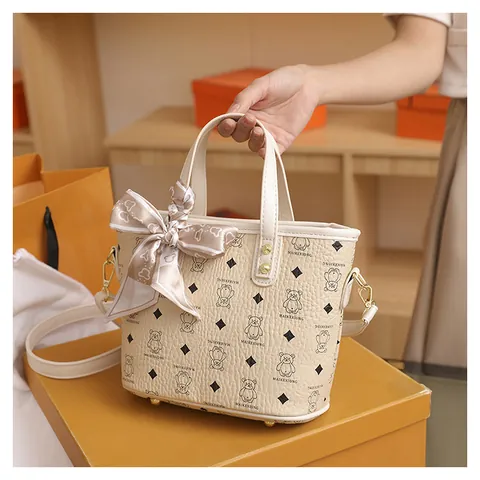 Borsa Tote da Donna in Pelle PU di Moda Grande Capacità Stampa Monogramma a Rombi con Orsetto Borsa a Mano con Tracolla Rimovibile Decorazione Foulard di Seta