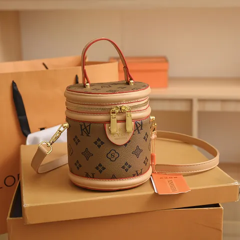 Borsa a Secchiello Cilindrica da Donna in Pelle PU con Motivo Monogramma e Orso con Manico a Sciarpa e Tracolla