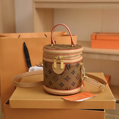 Borsa a Secchiello Cilindrica da Donna in Pelle PU con Motivo Monogramma e Orso con Manico a Sciarpa e Tracolla