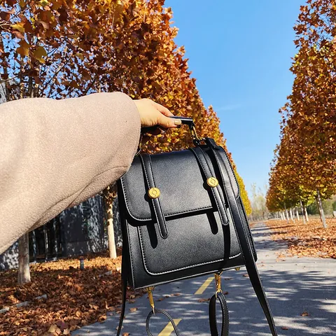 Sac à Dos Multifonctionnel en Cuir PU Vintage Femme Sac Bandoulière Carré Boucles en Métal Doré Style Collège Sac à Main Mode