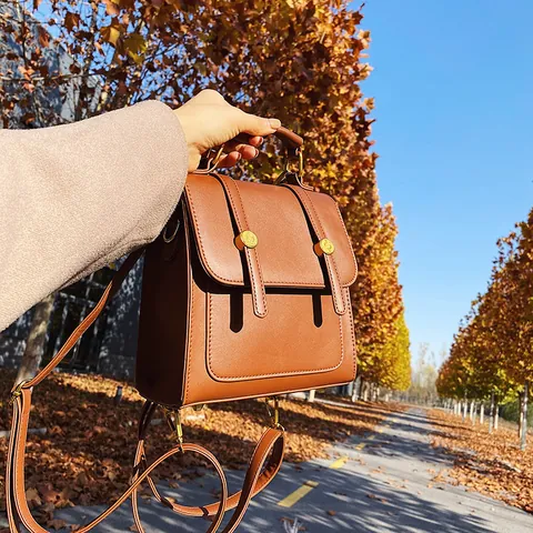 Sac à Dos Multifonctionnel en Cuir PU Vintage Femme Sac Bandoulière Carré Boucles en Métal Doré Style Collège Sac à Main Mode