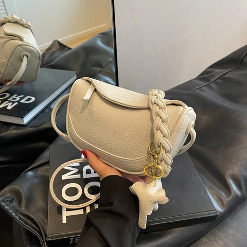 Damen Mode PU Leder Knödeltasche Umhängetasche Litchi Textur Schultertasche Mit Geflochtenem Griff Elefantenanhänger Handtasche