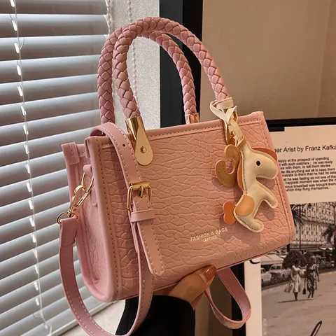 Borsa a Tracolla Strutturata in Pelle PU Donna Con Manico Intrecciato Pendaglio a Cavallo Hardware Dorato Minimalista