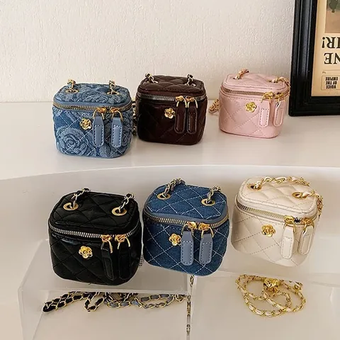 Damen Mini Gesteppt Umhängetasche Schminkkoffer Goldkugel Verstellbare Kette Denim PU Leder Kamelie Anhänger Box Tasche
