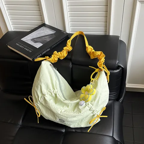 Borsa a Tracolla da Donna Casual in Nylon Pieghettato a Forma di Dumpling Stile Giapponese Coreano Coulisse Con Ciondolo a Fiore