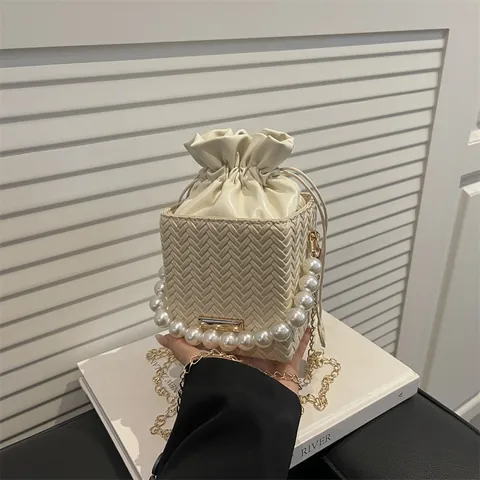 Mode Gewebte Bucket Bag Aus PU-Leder Für Damen Mit Künstliche Perlenkunsstoffgriff Und Kordelzug Schultertasche