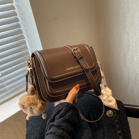 Bolso Cuadrado de Moda para Mujer de Cuero PU Bandolera Rétro Diseño Simple Con Pañuelo de Satén y Colgante de Peluche