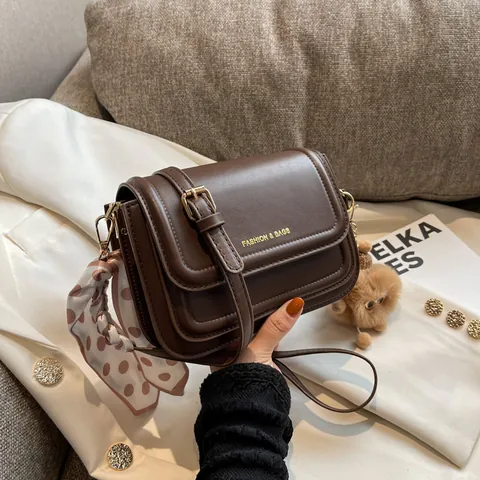 Bolso Cuadrado de Moda para Mujer de Cuero PU Bandolera Rétro Diseño Simple Con Pañuelo de Satén y Colgante de Peluche