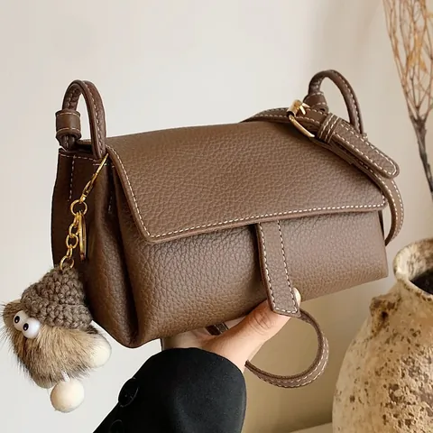 Bolso Bandolera De Mujer En Cuero PU Con Patrón De Lichi Colgante De Peluche Costura De Contraste Correa Ajustable Bolso De Mano Elegante