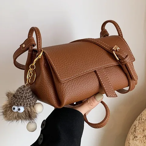 Bolso Bandolera De Mujer En Cuero PU Con Patrón De Lichi Colgante De Peluche Costura De Contraste Correa Ajustable Bolso De Mano Elegante