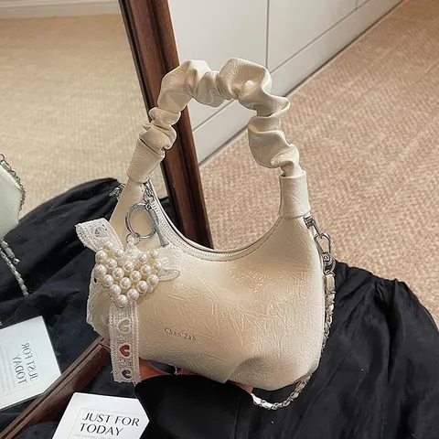 Bolso de Axila de Nube Plisado para Mujer de Cuero PU Bolso Baguette Con Colgante de Corazón de Perla Artificial Lazo de Encaje Cadena Bolso de Moda
