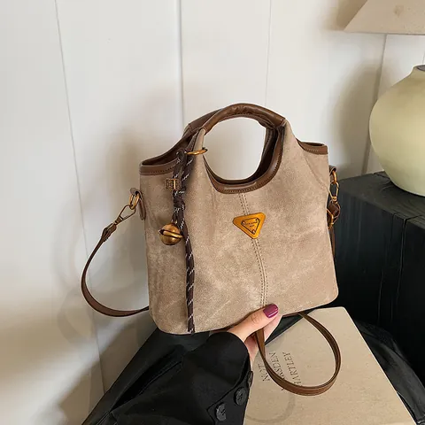 Dames Vintage PU Lederen Emmer Tas Contrastkleur Splicing Handtas Met Driehoekige Metalen Plaat Afneembare Schouderriem Daily Tote