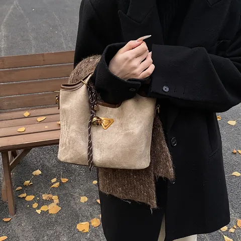 Dames Vintage PU Lederen Emmer Tas Contrastkleur Splicing Handtas Met Driehoekige Metalen Plaat Afneembare Schouderriem Daily Tote