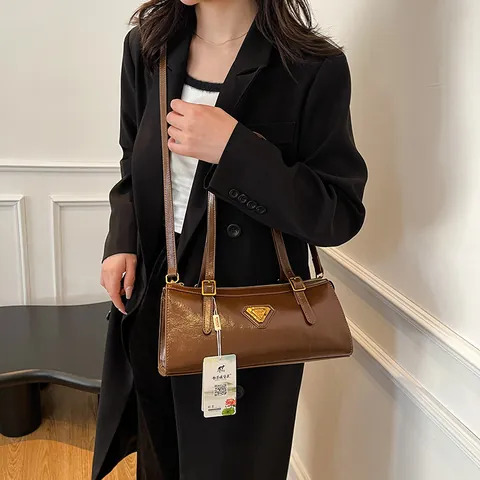 Borsa Sottospalla in Pelle PU Lucida Vintage Francese per Donna con Piastra a Triangolo Oro Borsa a Spalla Cerata per Pendolarismo
